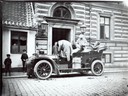 Prins Eugen och målarbilen framför Stadshotellet i Simrishamn